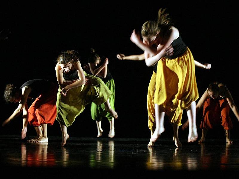 PODZIMNÍ FANTAZIE. Jeviště Městského divadla v Jablonci zaplnili v úterý dopoledne tanečníci a tanečnice různého stáří.