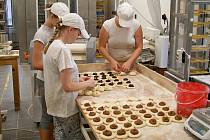 V řemeslné pekárně Lukáše Maška ve Velkých Hamrech se vše dělá ručně. Zaměstnankyně právě balí buchty.