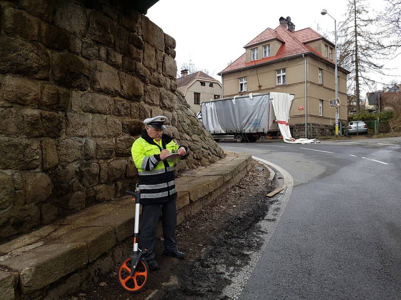 Řidič kamionu se netrefil pod železniční most v jablonecké ulici SNP, nerespektoval dopravní značení upozorňující na výšku mostu.