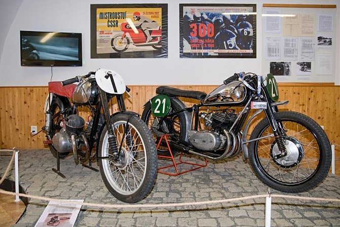 Výstava připomíná první motocyklový závod ve městě v roce 1926 a první předválečný ročník závodu 300 zatáček v roce 1936.