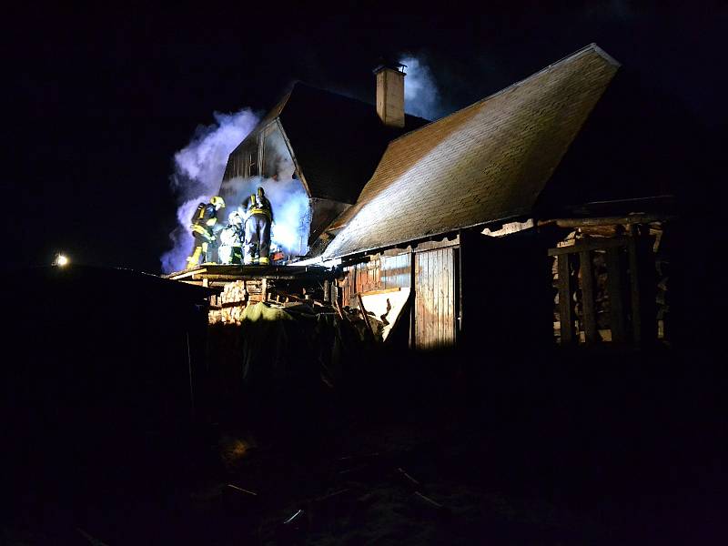 Hasiči zasahovali 17. listopadu u požáru Šámalovy chaty v Bedřichově na Jablonecku. Jednotky vyjely na místo po nahlášení požáru v 19 hodin a 20 minut.