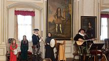 RENESANČNÍ hudbu mohli první návštěvníci hradu a zámku ve Frýdlantě slyšet v podání středověké kapely Trifikus.