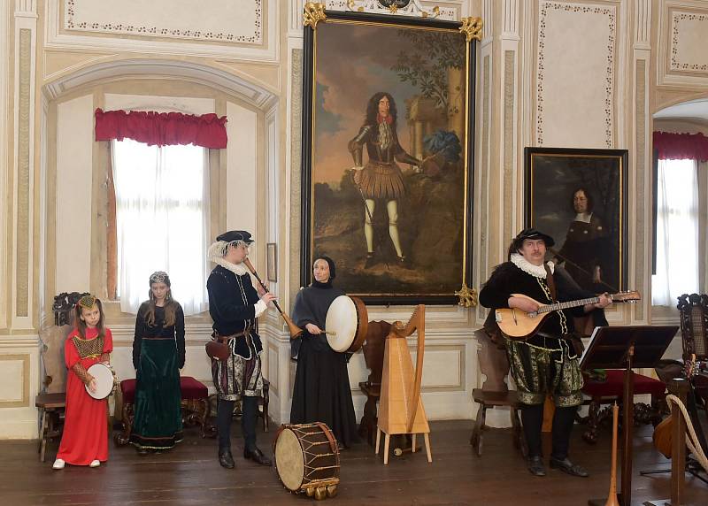 RENESANČNÍ hudbu mohli první návštěvníci hradu a zámku ve Frýdlantě slyšet v podání středověké kapely Trifikus.
