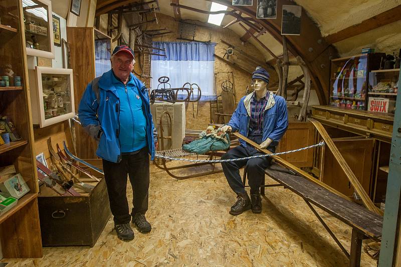 Expozice nově otevřeného Ski muzea v Harrachově na snímku z 13. září. Muzeum vybudovali vlastními silami bratři Slavíkovi během dvou let a je zde vystaveno přes 8000 exponátů.