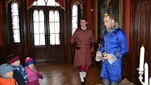Pohádkové prohlídky na zámku Sychrově mají již mnohaletou tradici. Tentokrát na prodloužený víkend připravili průvodci a kastelán pohádku O Arvenské princezně. Další takovou akci pořádají opět na jaře. Sychrov je otevřený celoročně.