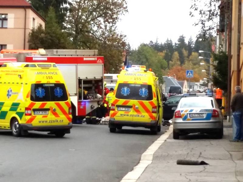 Vrtulník přistál přímo na křižovatce. Spolu se dvěma sanitkami, lékařským vozem, hasiči, policisty a strážníky zasahovali záchranáři při  nehodě v Mánesově ulici, kde došlo ke střetu dvou aut. Jednoho z řidičů na místě resuscitovali.