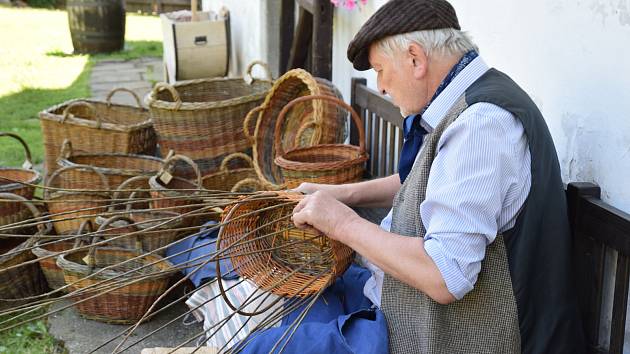 Na Dlaskově statku ukazují o sobotách tradiční řemesla, teď pletli košíky.