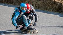 Závod světového poháru v downhillovém skateboardingu, Kozákov Challenge, pokračoval 20. července na kopci Kozákov u obce Chuchelna na Semilsku. Finále závodu se koná v sobotu 21. července.