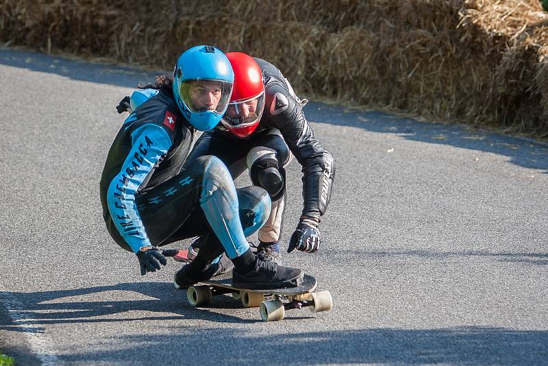 Závod světového poháru v downhillovém skateboardingu, Kozákov Challenge, pokračoval 20. července na kopci Kozákov u obce Chuchelna na Semilsku. Finále závodu se koná v sobotu 21. července.