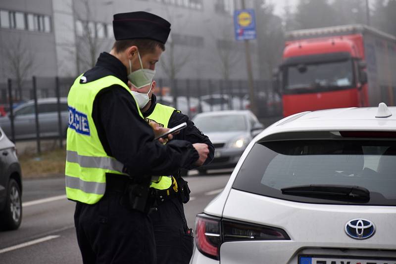 Policisté kontrolují cestující v Libereckém kraji.