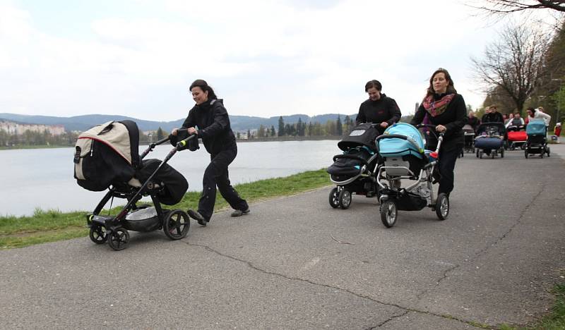 V neděli 13. dubna se na 40 místech České republiky závodilo s kočárky. Maminky a tatínkové si tzv. strollering vyzkoušeli na stometrové trati také v Jablonci nad Nisou u přehrady.