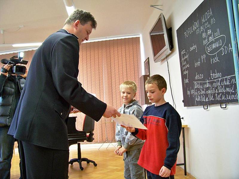 Daniel Sádlík (blond) a Drahomír Horáček zachránili čtyřletého Kubu z požární nádrže.