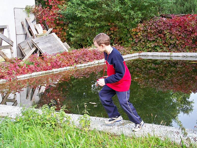 Daniel Sádlík (blond) a Drahomír Horáček zachránili čtyřletého Kubu z požární nádrže.