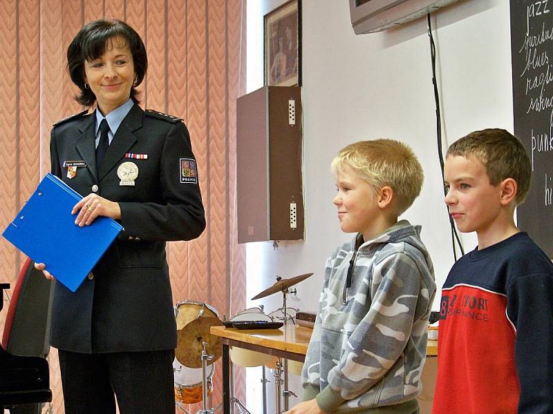 Daniel Sádlík (blond) a Drahomír Horáček zachránili čtyřletého Kubu z požární nádrže.