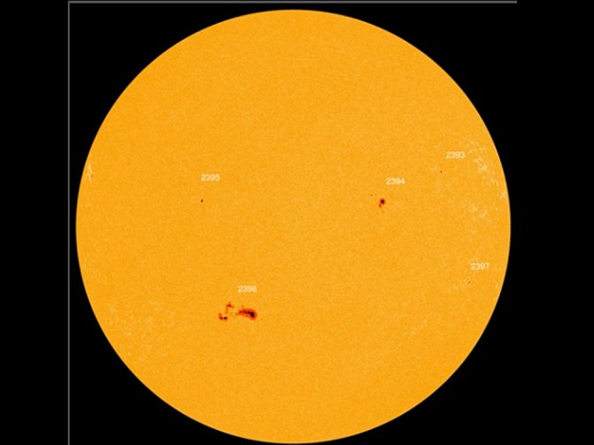   Sluneční skvrna je oblast na povrchu Slunce, které magnetické pole zabraňuje v proudění, a tak se vytvářejí oblasti s menší povrchovou teplotou než má okolí. 