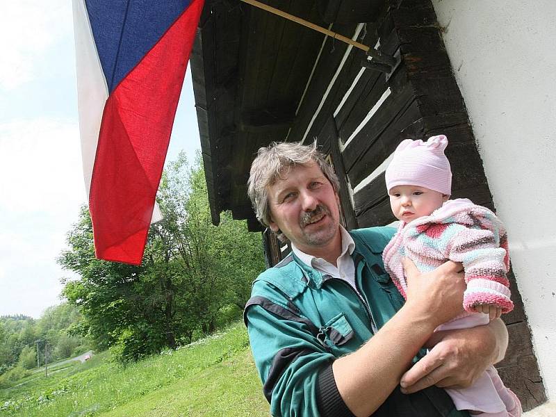 V obci Stanový se 37 voliči mají volební místnost v rodném domě spisovatele Antala Staška. V domě patřícímu obci mají místní knihovnu a tady byla umístěna volební urna. 