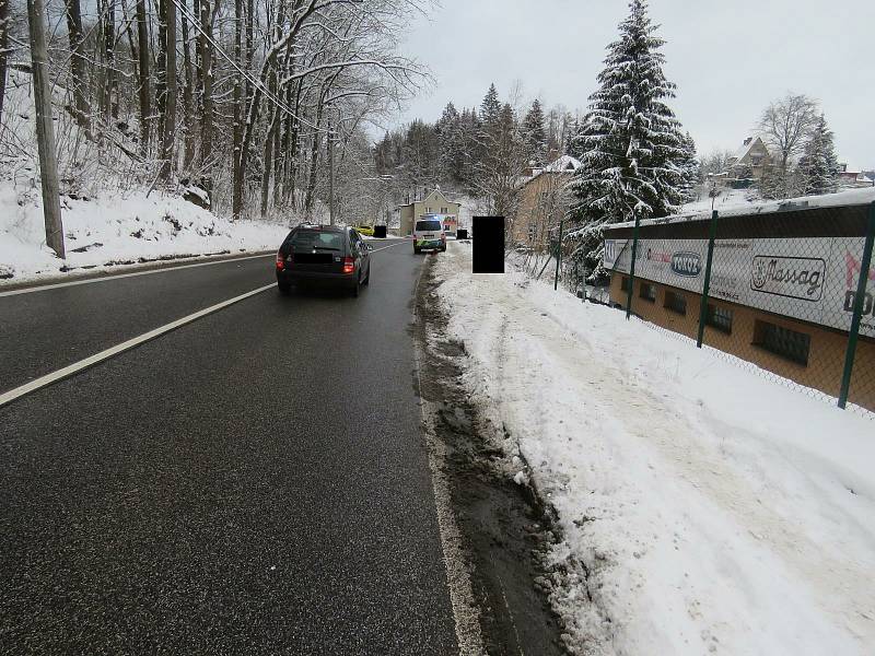 Havarované auto v Podhorské ulici v Jablonci nad Nisou.