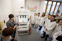 Společnost Elmarco darovala Střední uměleckoprůmyslové škole sklářské v Železném Brodě přístroj nanospider.