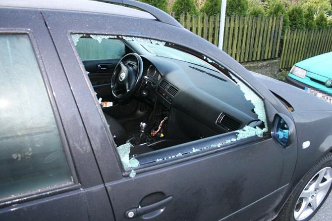 Ilustrační snímek rozbitého okénka u auta