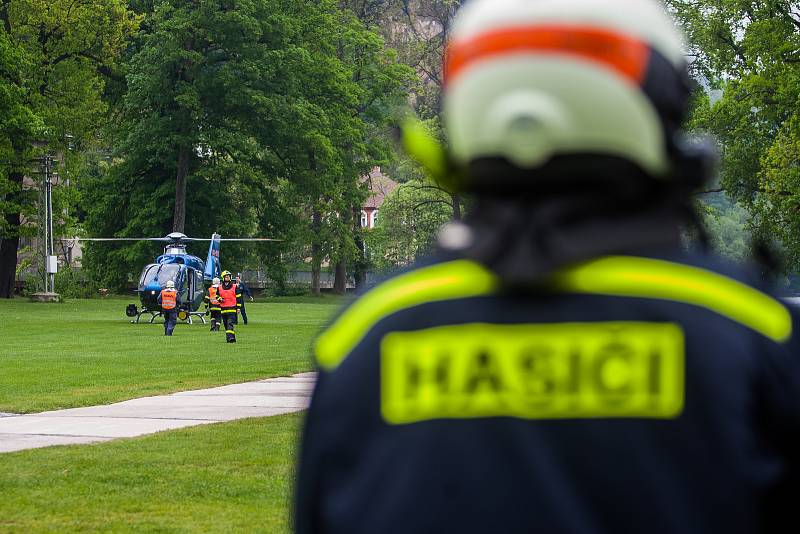 Taktické cvičení složek IZS se scénářem záchrany lidí při povodních proběhlo 3. května kolem řek Jizery a Mohelky za pomoci pěti vrtulníků. Šlo o největší cvičení podobného druhu v kraji od povodní v roce 2010. Na snímku je evakuace 20 osob z fiktivně zap