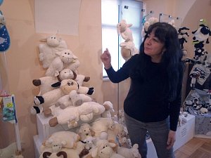 Libuše Krtičková vystavuje svou rozsáhlou sbírku oveček v Muzeu a Pojizerské galerii v Semilech.