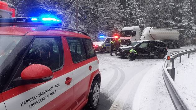 Nehoda na silnici I/10 mezi Železným Brodem a Loužnicí.