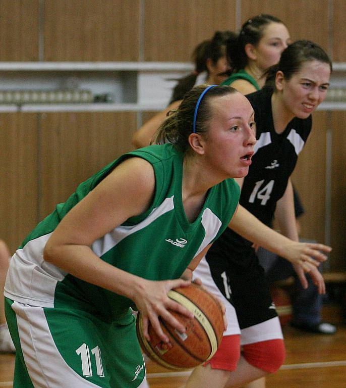 Jablonecké basketbalistky prohrály s vedoucím týmem 2. ligy žen Skřivánkem Ústí (v černém) 51:63.