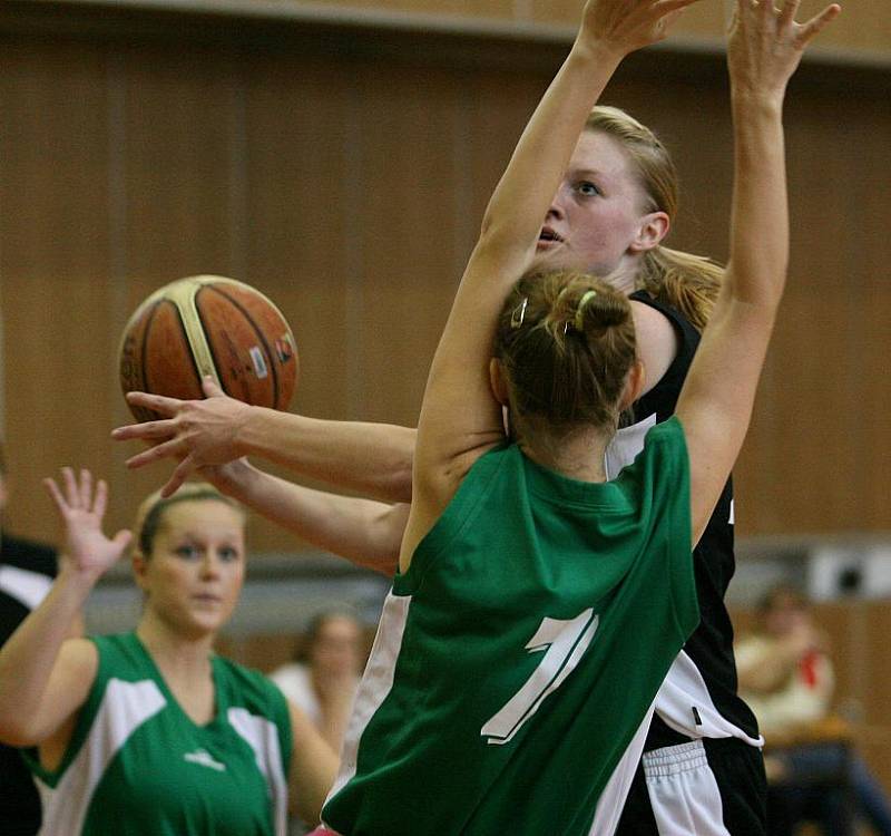 Jablonecké basketbalistky prohrály s vedoucím týmem 2. ligy žen Skřivánkem Ústí (v černém) 51:63.