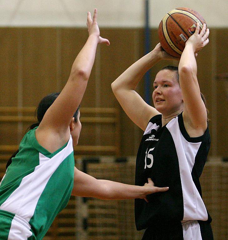 Jablonecké basketbalistky prohrály s vedoucím týmem 2. ligy žen Skřivánkem Ústí (v černém) 51:63.