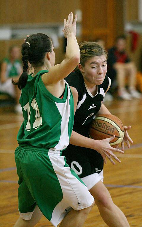 Jablonecké basketbalistky prohrály s vedoucím týmem 2. ligy žen Skřivánkem Ústí (v černém) 51:63.