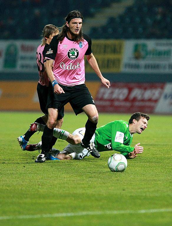 Dohrávka 14. kola fotbalové 1. Gambrinus ligy: Baumit Jablonec – FK Mladá Boleslav 1:1 (1:1). Za Jablonec opět skóroval Tomáš Pekhart.