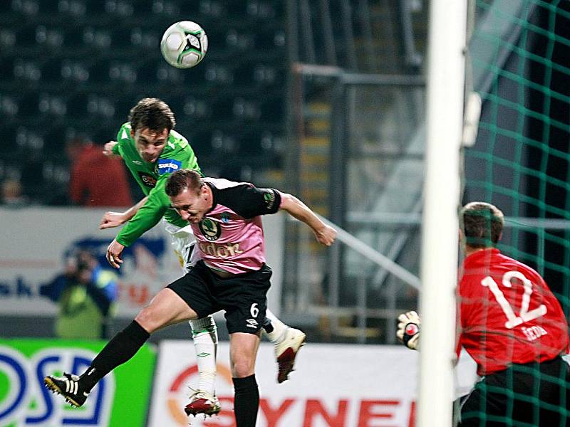 Dohrávka 14. kola fotbalové 1. Gambrinus ligy: Baumit Jablonec – FK Mladá Boleslav 1:1 (1:1). Za Jablonec opět skóroval Tomáš Pekhart.