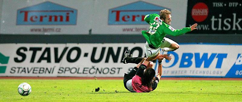 Dohrávka 14. kola fotbalové 1. Gambrinus ligy: Baumit Jablonec – FK Mladá Boleslav 1:1 (1:1). Za Jablonec opět skóroval Tomáš Pekhart.