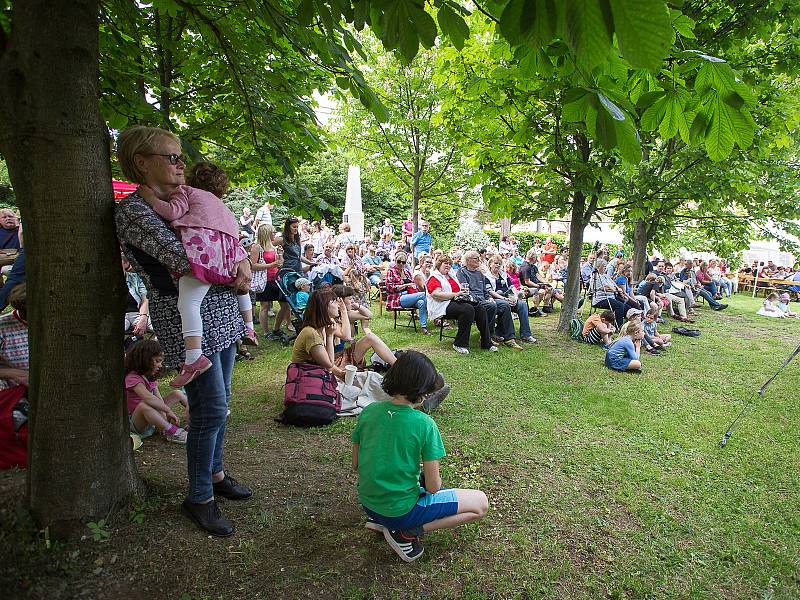 Lidé nasáli kouzlo Staromilské poutě ve Bzí