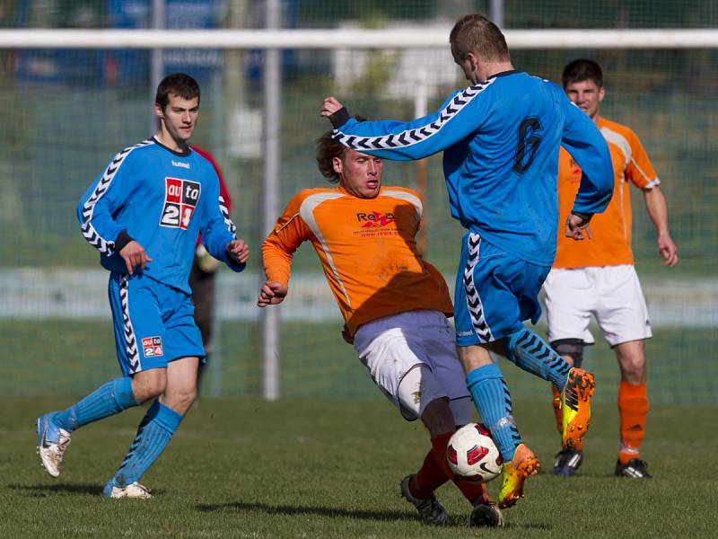 Fotbalisté Hodkovic (v modrém) doma nestačili na Kokonín, který zaslouženě vyhrál 4:1.