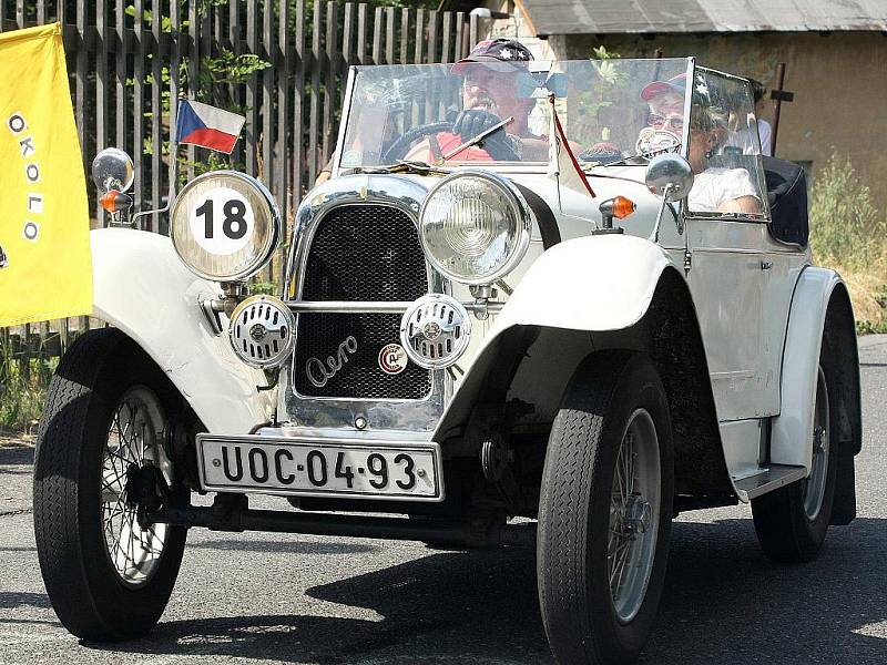 Na tradiční setkání veteránů a rychlostní závod na okruhu Okolo Elišky v Josefově Dole v Jizerských horách přijelo několik desítek automobilů a motocyklů.