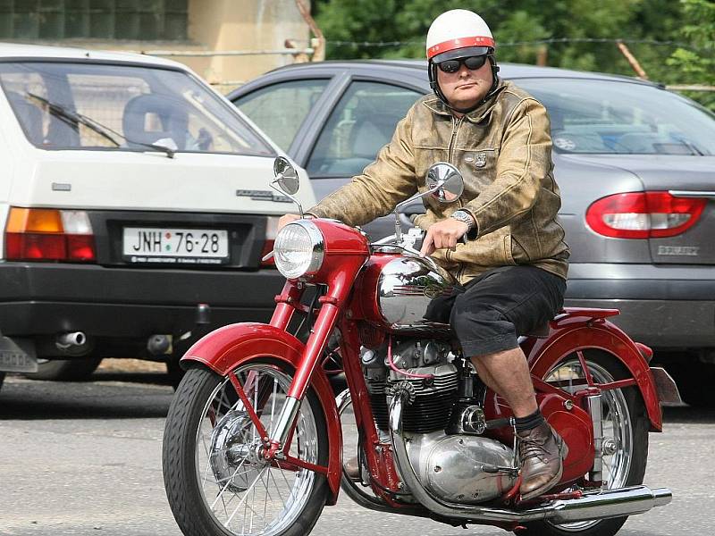 Na tradiční setkání veteránů a rychlostní závod na okruhu Okolo Elišky v Josefově Dole v Jizerských horách přijelo několik desítek automobilů a motocyklů.