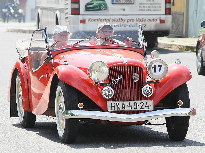 Na tradiční setkání veteránů a rychlostní závod na okruhu Okolo Elišky v Josefově Dole v Jizerských horách přijelo několik desítek automobilů a motocyklů.