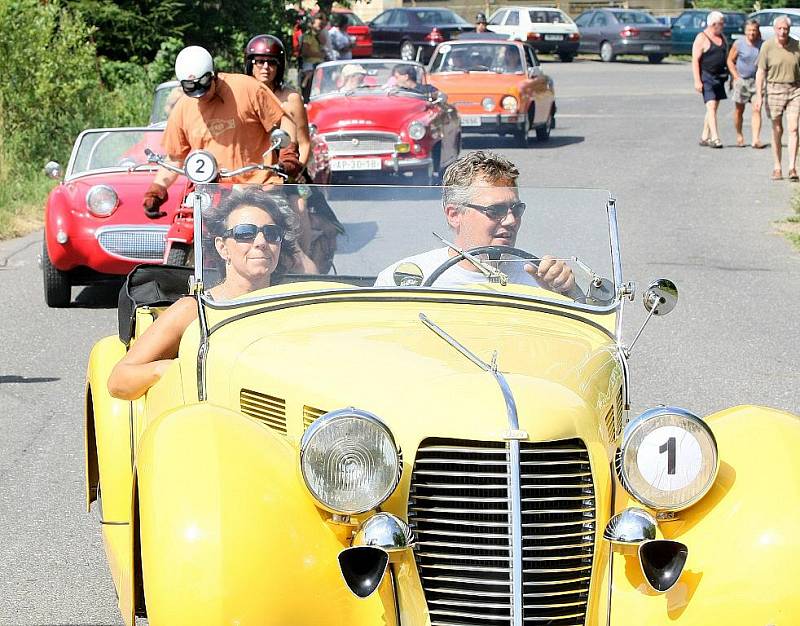 Na tradiční setkání veteránů a rychlostní závod na okruhu Okolo Elišky v Josefově Dole v Jizerských horách přijelo několik desítek automobilů a motocyklů.