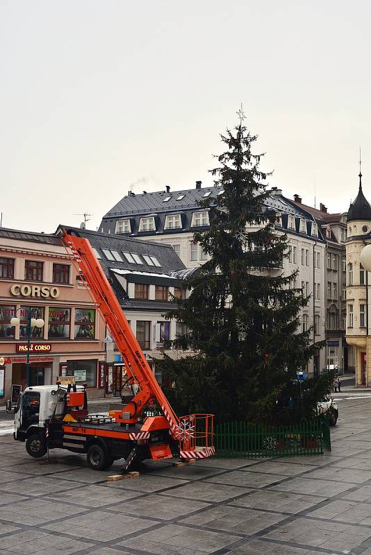 Zdobení vánočního stromu na Mírovém náměstí v Jablonci nad Nisou