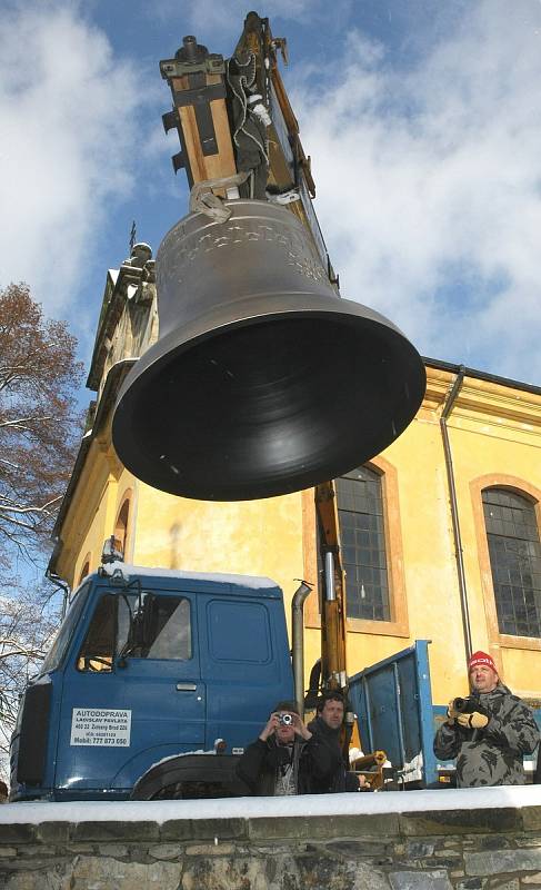 Nový zvon Jakub Větší vysvětil emeritní biskup Josef Koukl.