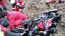 Ve středu odpoledne v serpentinách z Brodu směrem na Loužnici nezvládl motorkář stroj a narazil do stromu. Skončil v nemocnici.
