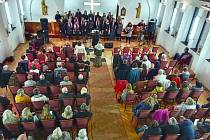 Gospelový sbor z Železného Brodu zpíval v Semilech pro Ukrajinu.