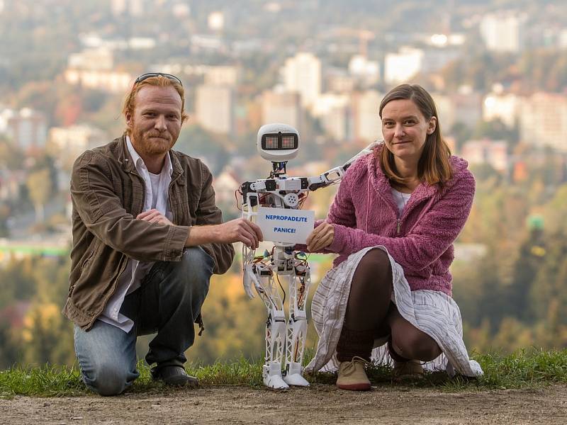 Matylda, humanoidní open source robot z dílny OpenTechLab Jablonec nad Nisou, se na konci října vydá stopem do Pelhřimova.