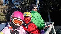 Skiareál Tanvaldský Špičák i díky technickému sněhu nabízí optimální podmínky pro lyžování na všech čtyřech sjezdovkách. Funguje lyžařská škola i půjčovna.