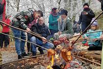 BUŘTÍKY NA DĚVÍNĚ. Zhruba 250 uzenin a adekvátní počet krajíců chleba připravili na Obecním úřadě v Hamru na Jezeře na Silvestrovský pochod. Nezapomněli ani na erární hořčici. 