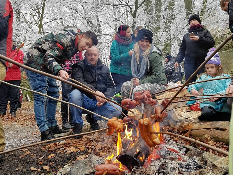 BUŘTÍKY NA DĚVÍNĚ. Zhruba 250 uzenin a adekvátní počet krajíců chleba připravili na Obecním úřadě v Hamru na Jezeře na Silvestrovský pochod. Nezapomněli ani na erární hořčici. 