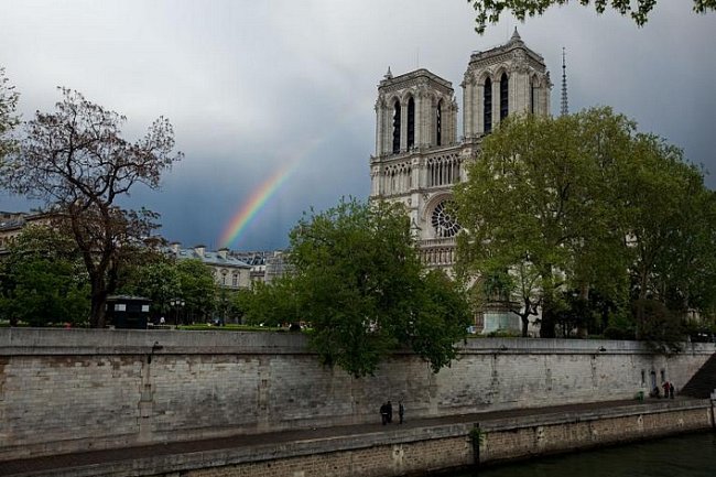 Pás duhy směřuje ke katedrále Notre Dame.