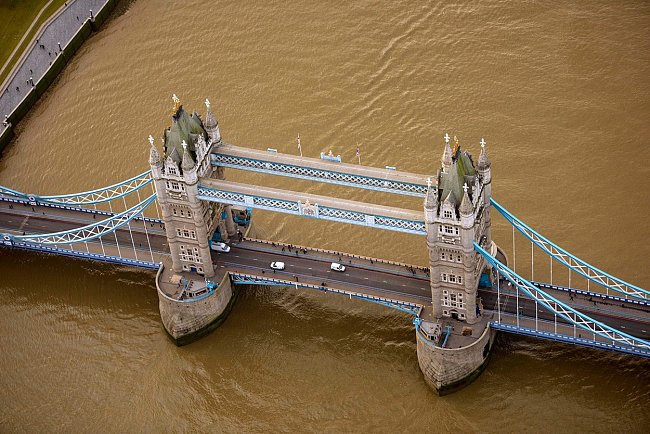 A kdo by neznal londýnský Tower Bridge, který byl přes řeku Temži postaven v letech 1886 až 1894.