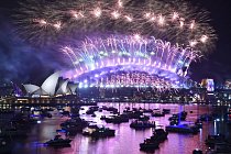 Australské Sydney přivítalo rok 2019 mohutným ohňostrojem z 8,5 tun pyrotechniky.